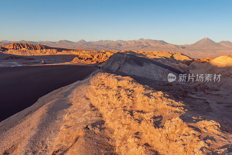 月亮谷圆形剧场的沙丘黄昏在月亮谷阿塔卡马沙漠，智利(Valle de la Luna)